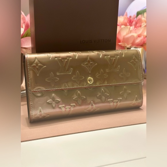 ❤️‍🔥Gorgeous Unique Louis Vuitton Gris Art DecoMonogram Vernis Sarah Wallet❤️‍ - Picture 2 of 13